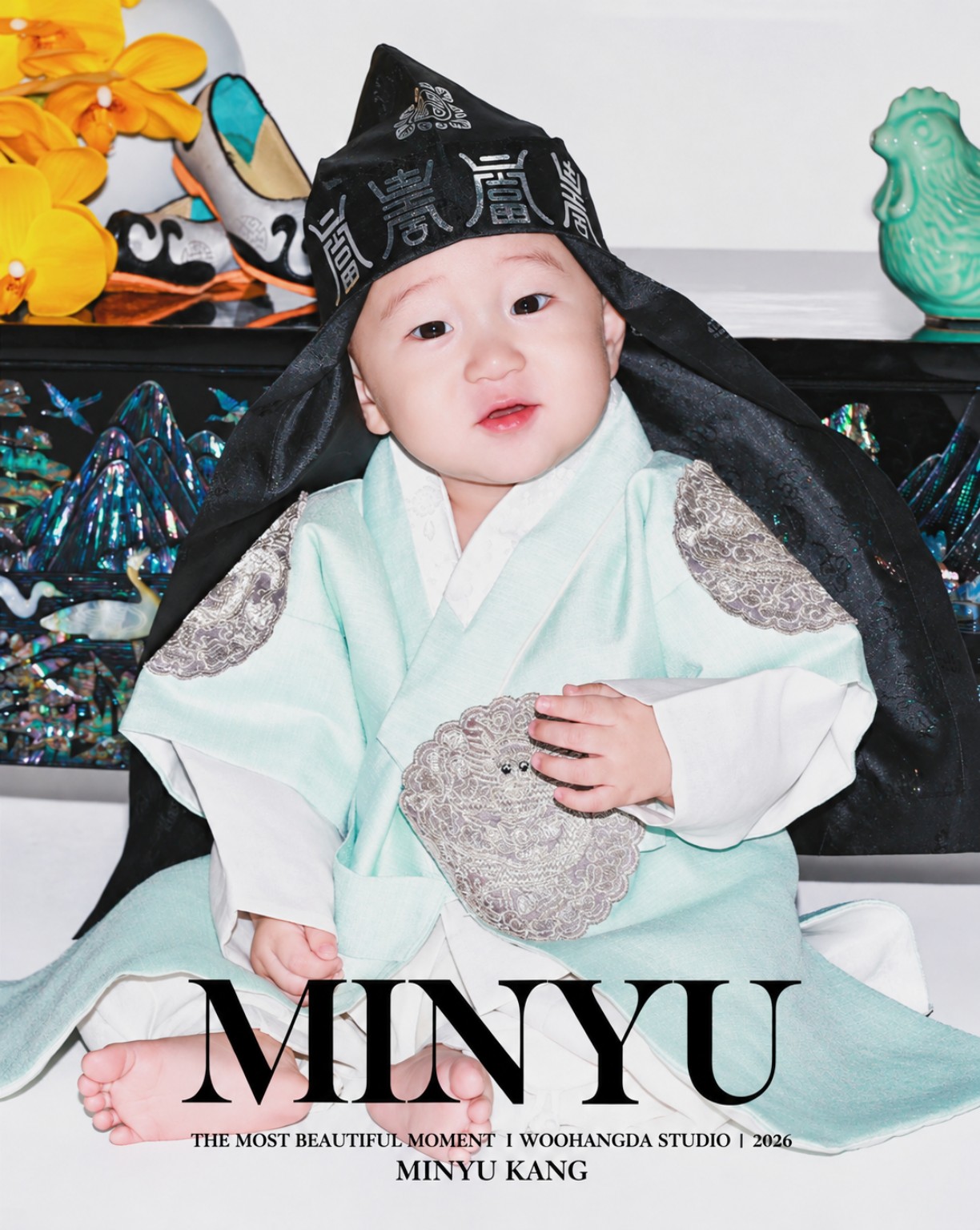 민트색 한복을 입고 앉아 있는 강민유